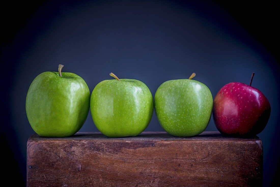 Äpfel (grün und rot) in einer Reihe