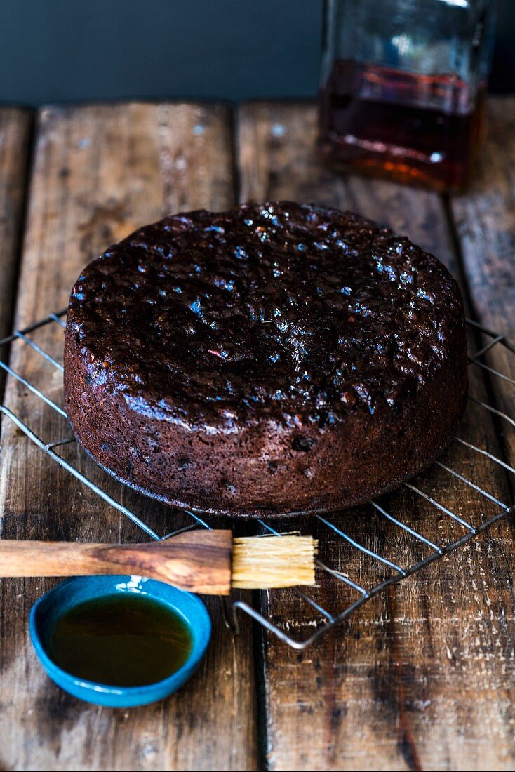 Dinkel-Amaretto-Früchtekuchen auf Abkühlgitter