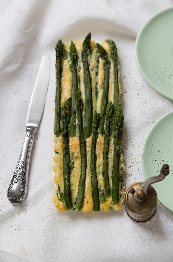 A green asparagus tart with pepper