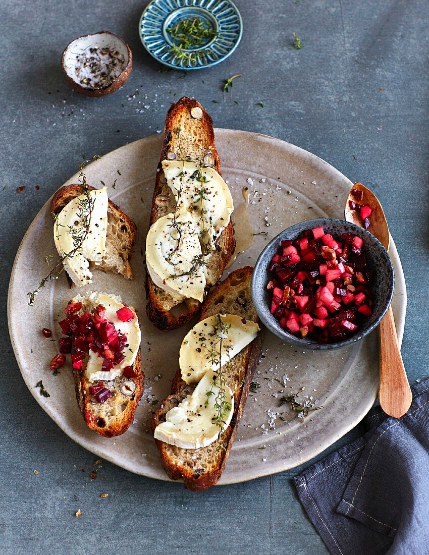 Ziegenkäserolle mit Rote-Bete-Tatar auf Nussbrot