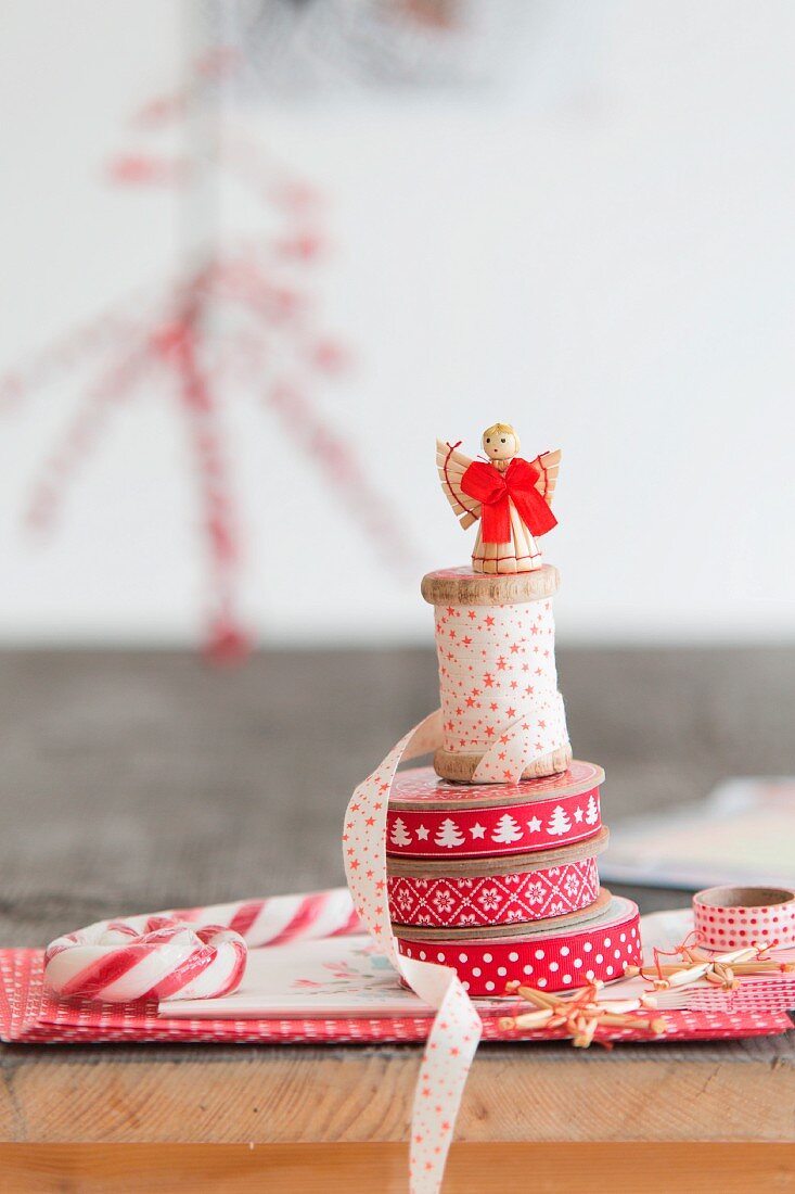 Ribbons in shades of red and tiny straw angle