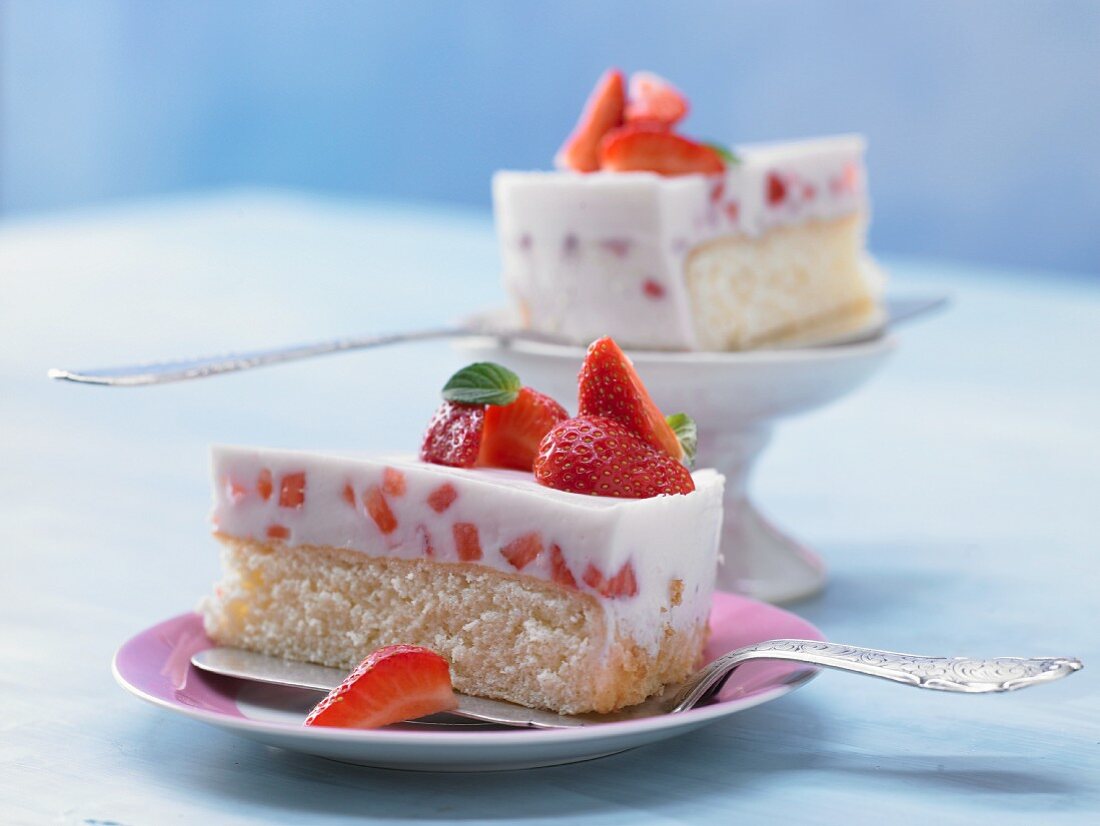 Strawberry and yoghurt cake with buttermilk
