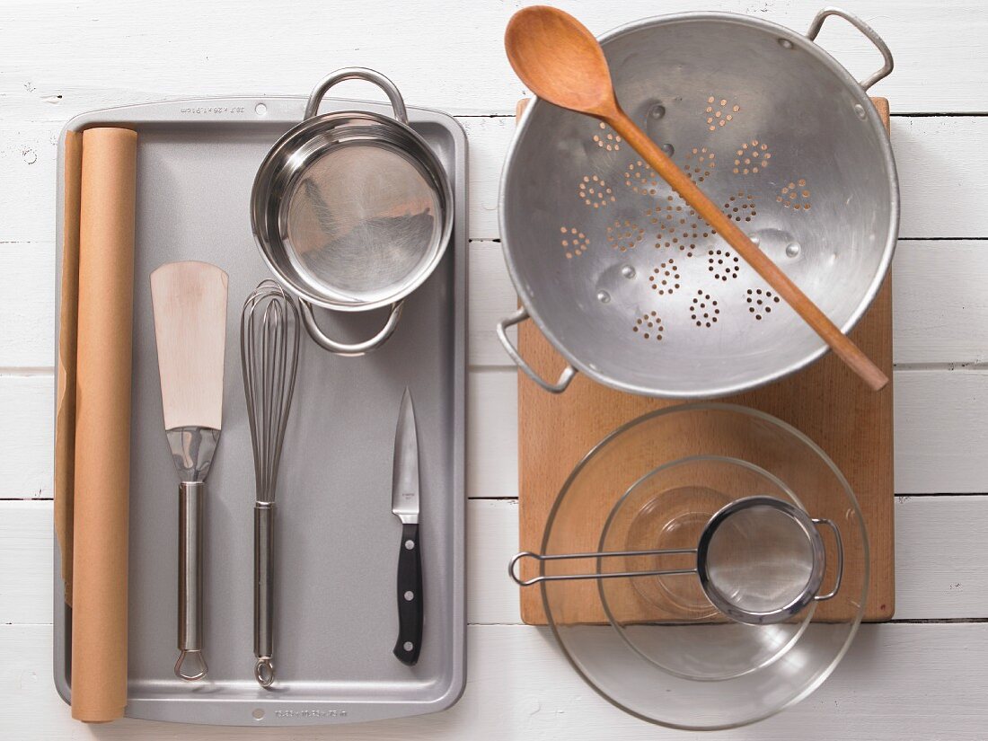 Kitchen utensils for the preparation of a tray-baked cake