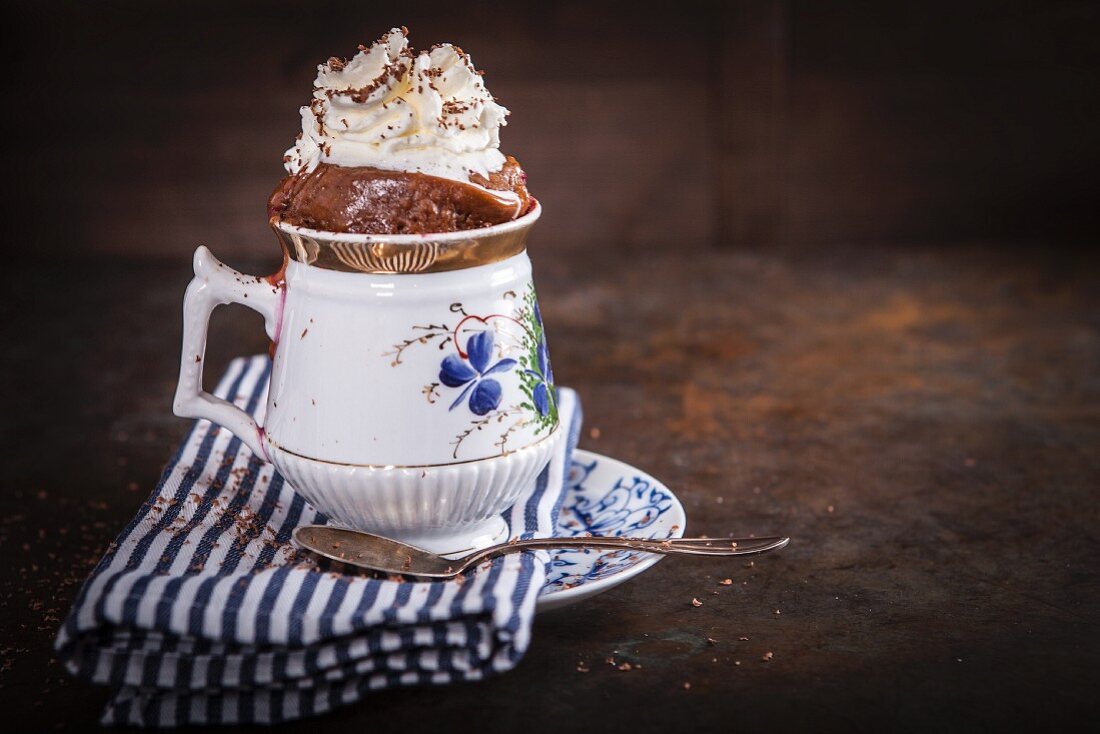 Mug Cake mit Schlagsahne