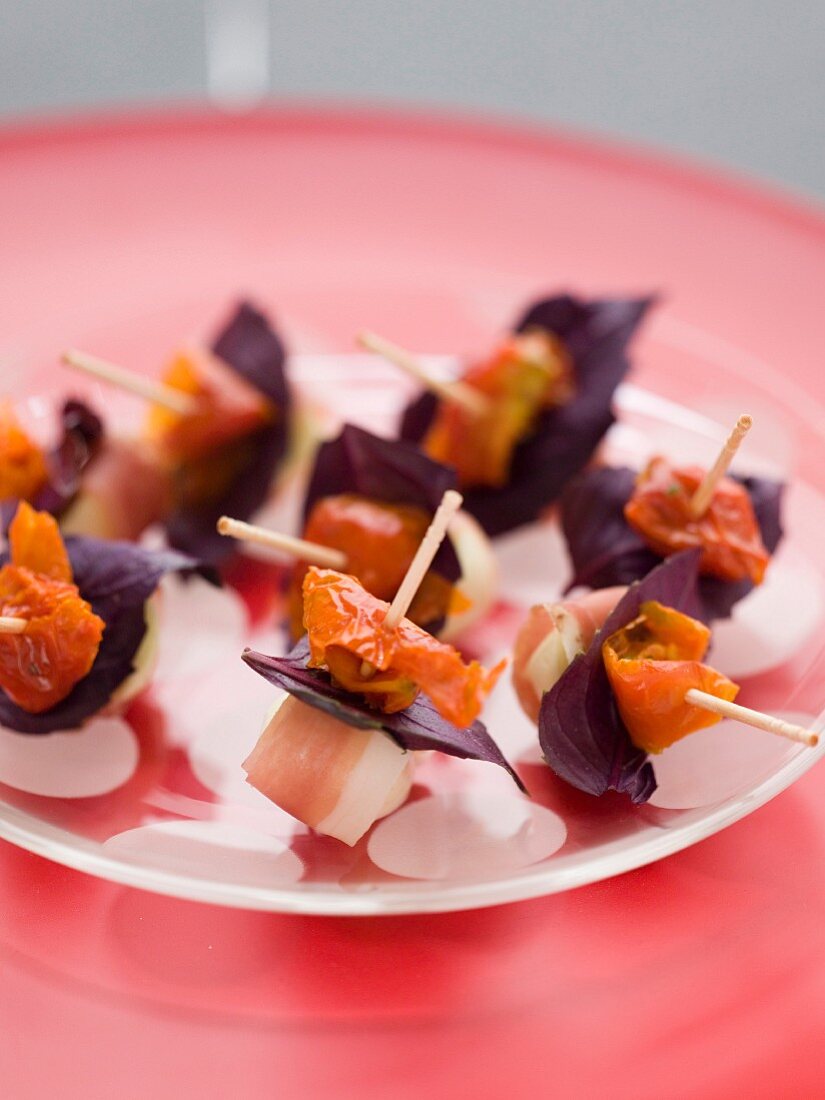 Bocconcini-Spiesschen mit Prosciutto, Basilikum und Tomate