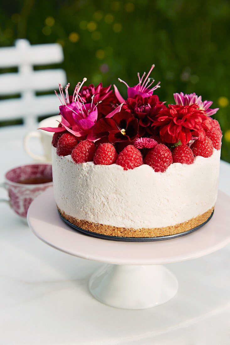 Cheesecake with raspberries and edible flowers
