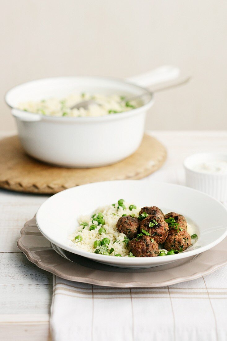 Würzige Hackbällchen mit Couscous und Erbsen