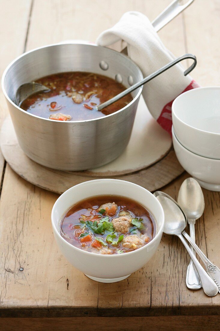 Tomatensuppe mit Hackbällchen