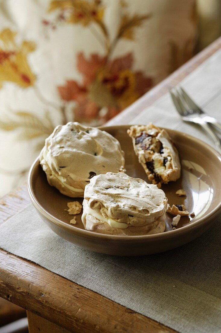 Date and Chocolate Meringue Yo-Yos