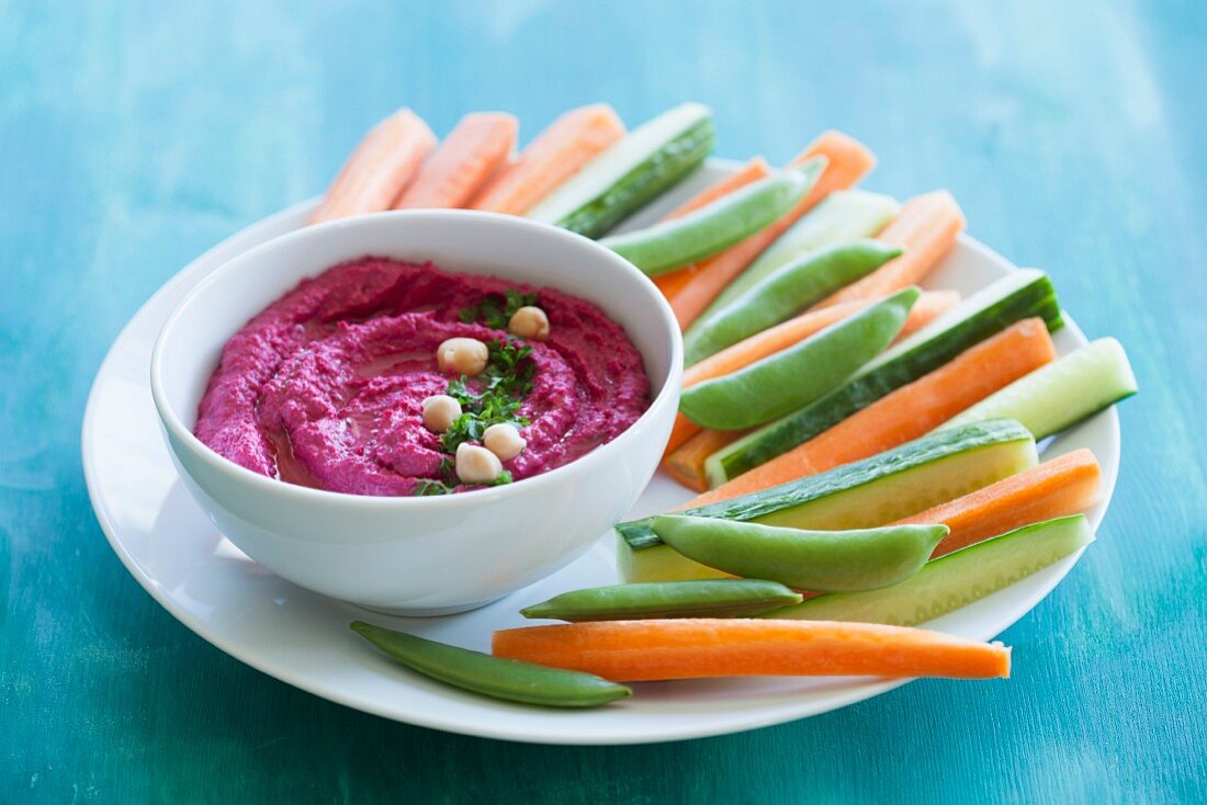 Beetroot hummus with chickpeas and vegetable sticks