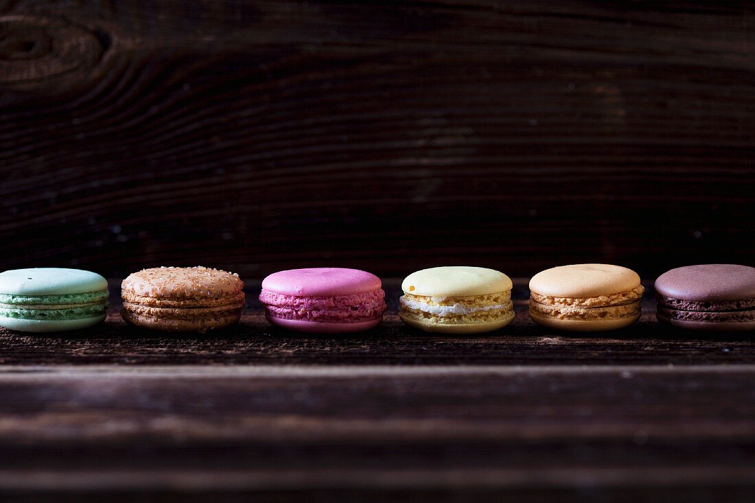 Macarons in einer Reihe