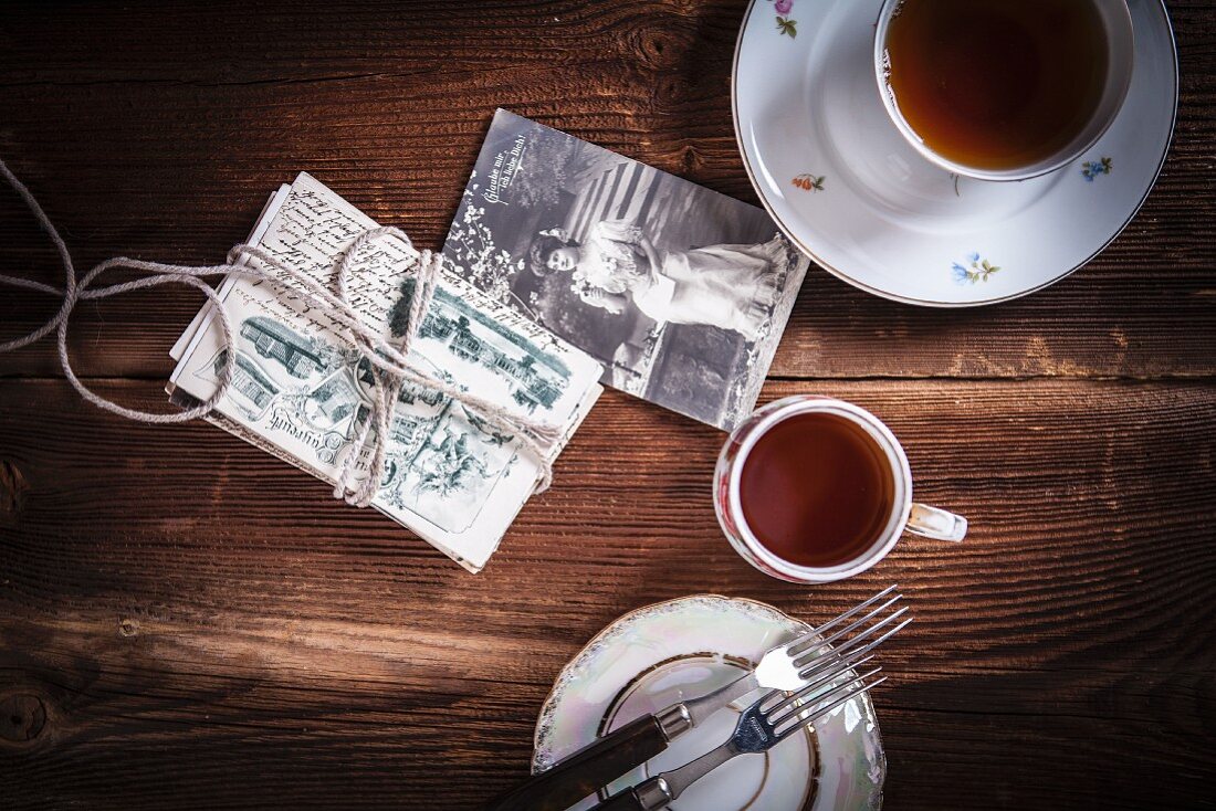 Teetassen und nostalgische Postkarten