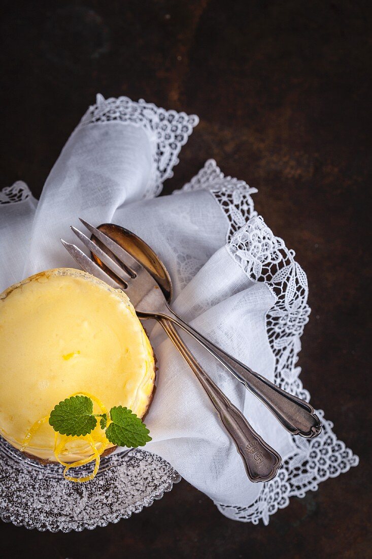 Kleiner Käsekuchen mit Zitronenzesten (Draufsicht)