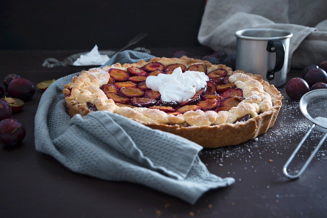 Zwetschgenkuchen mit veganer Sojaschlagcreme