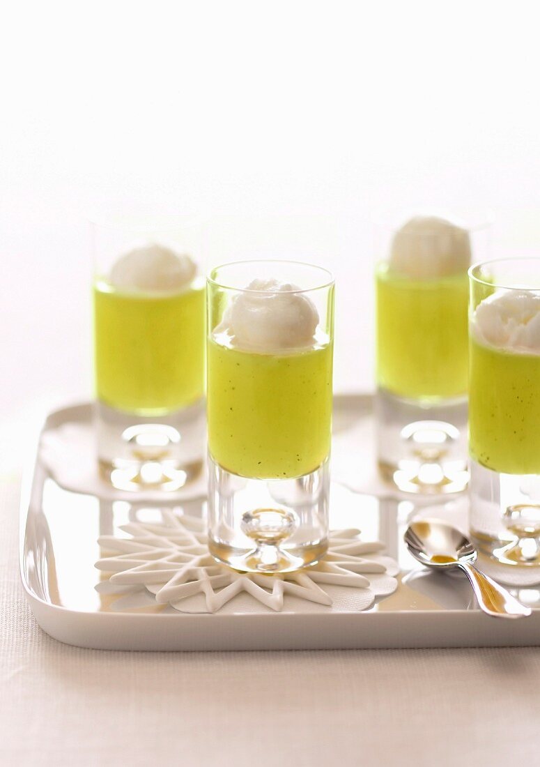 Kiwi-Gelees mit Zitronensorbet