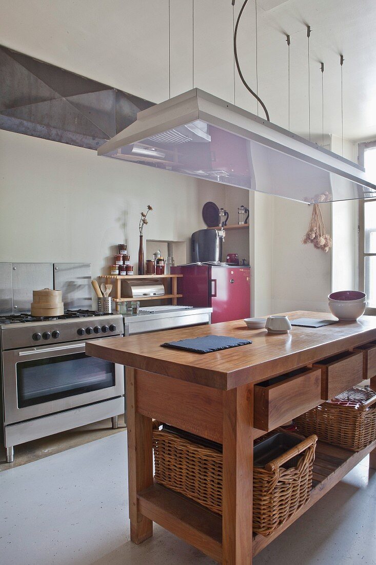 Küche mit massivem Holzmöbel, Schubladen und Körben