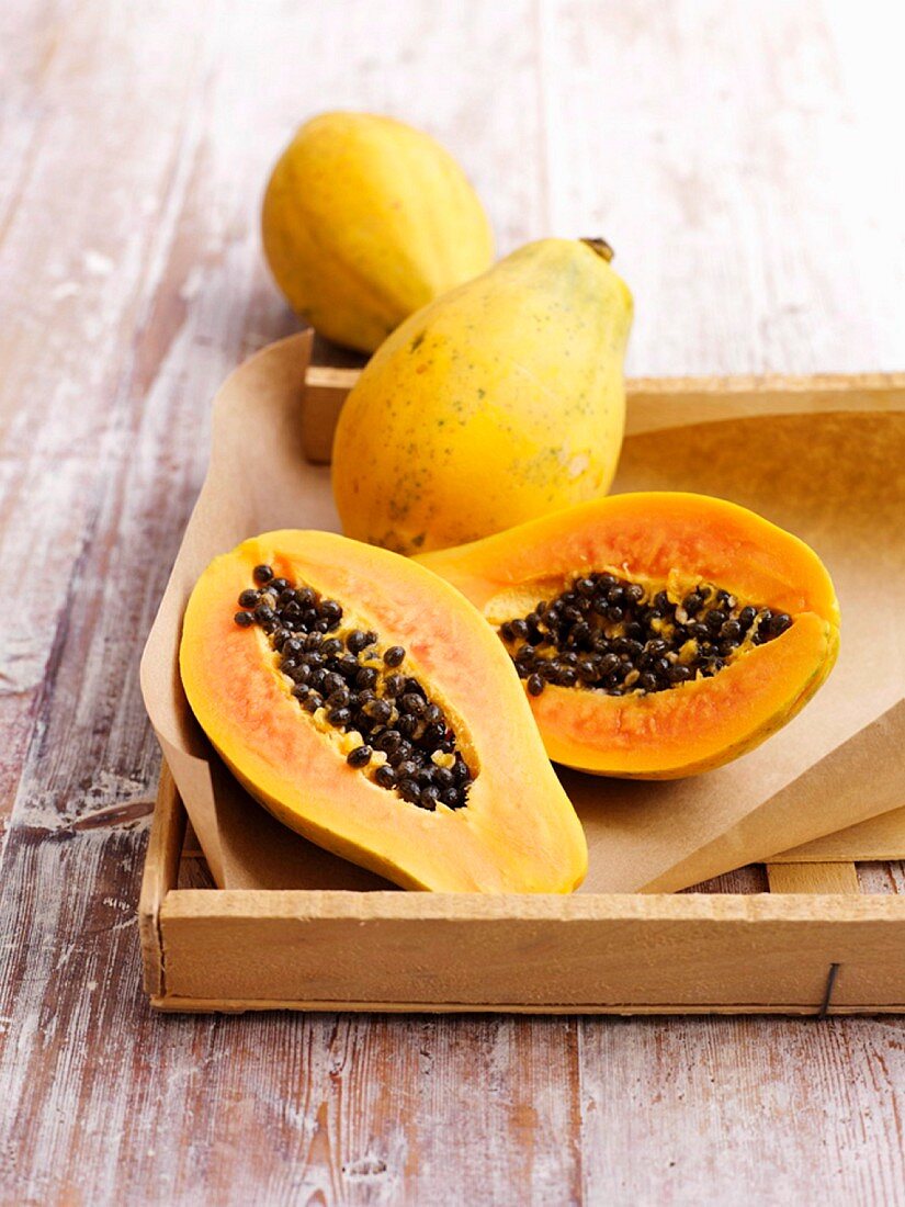 Ganze Papaya und halbierte Papaya