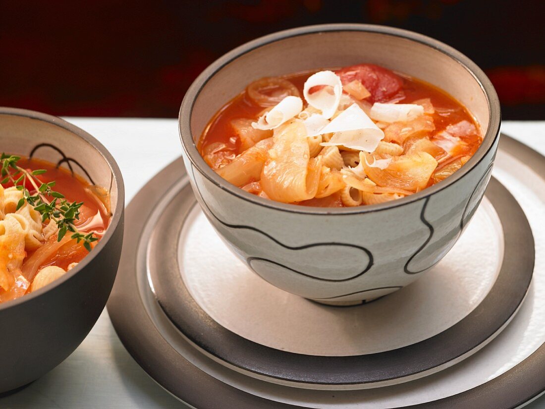 Zwiebelsuppe mit gerösteten Zwiebeln, Fenchel und Tomaten