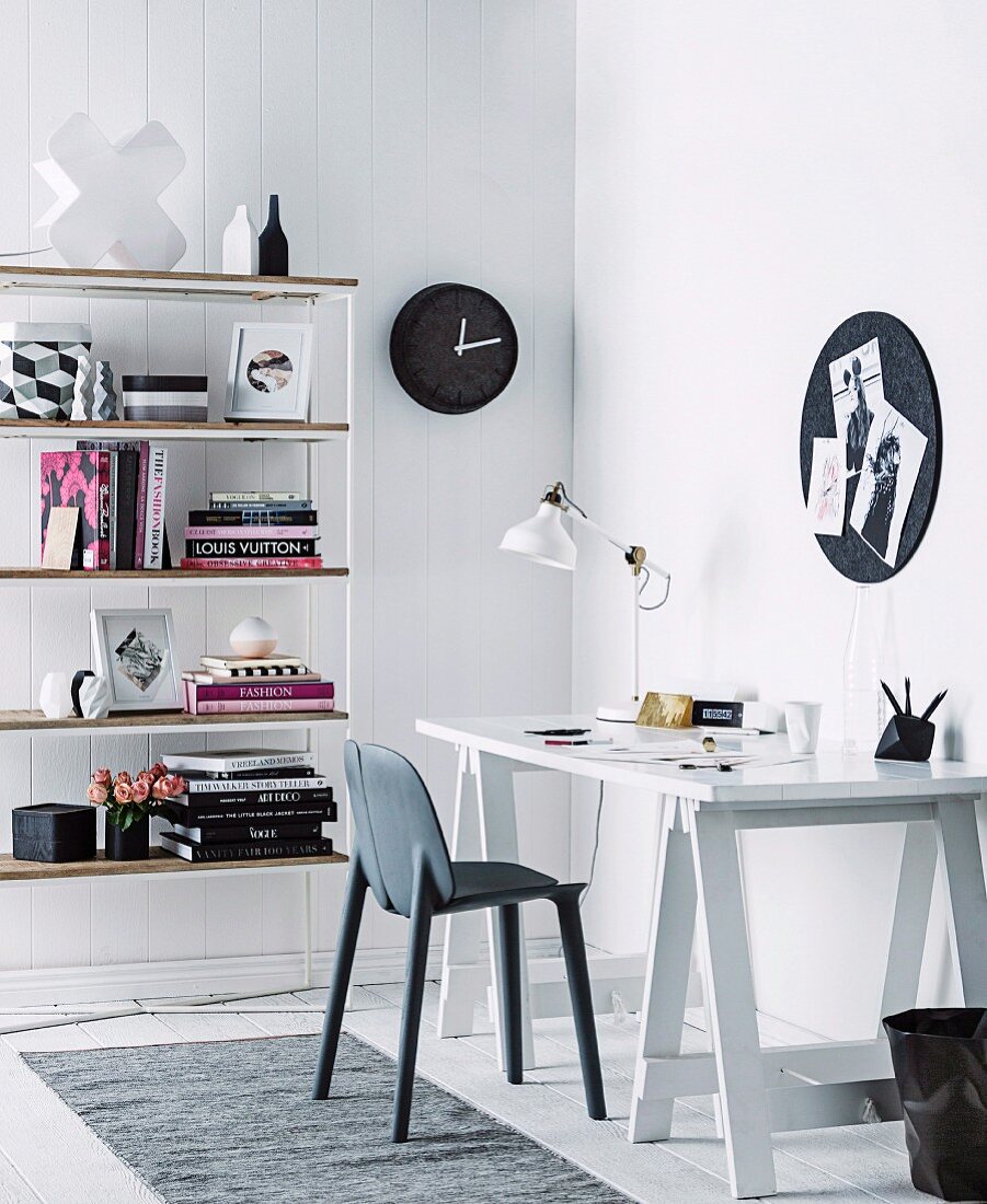 Modernes Arbeitszimmer in Schwarz und Weiß