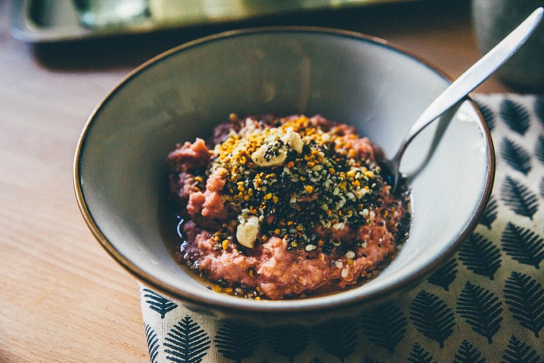 Strawberry oats with cashew nuts and honey