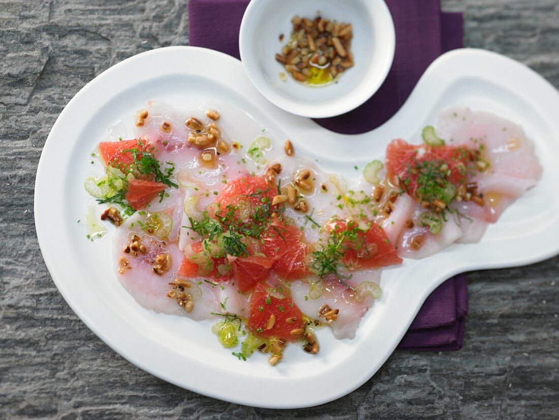 Carpaccio vom Schwertfisch mit Staudensellerie und Pinienkernöl