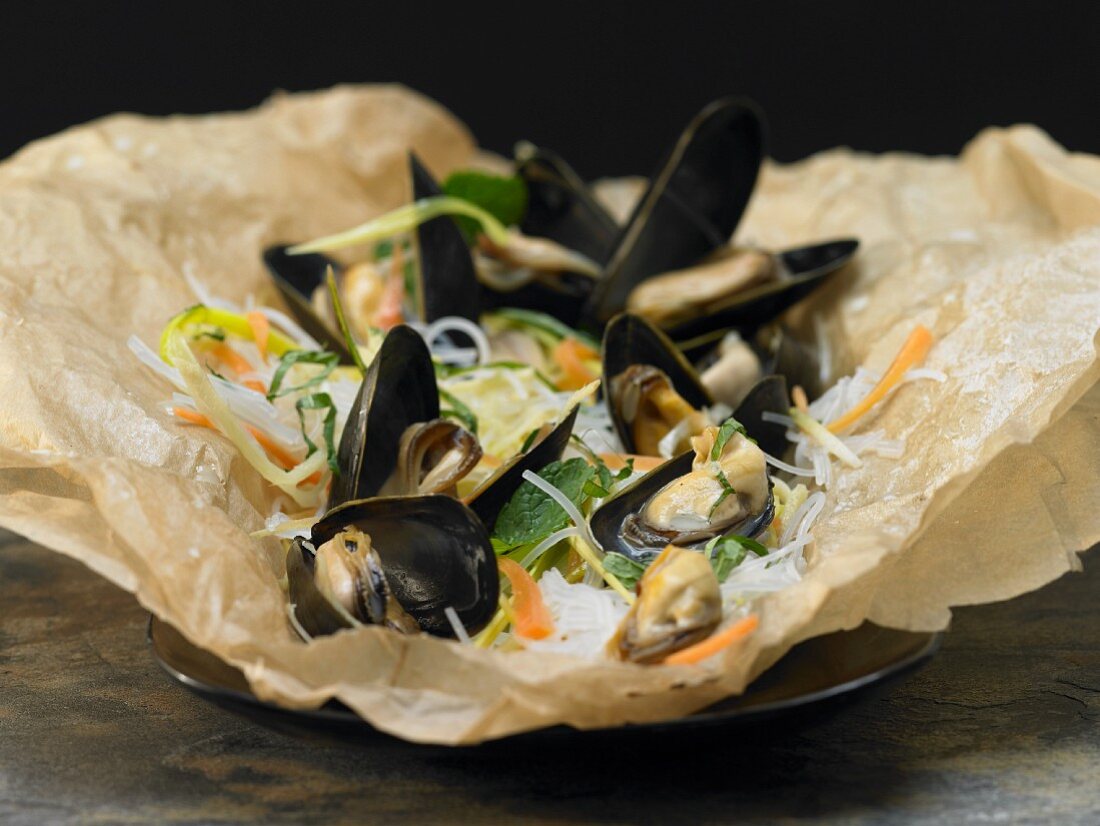 Mussels baked in paper