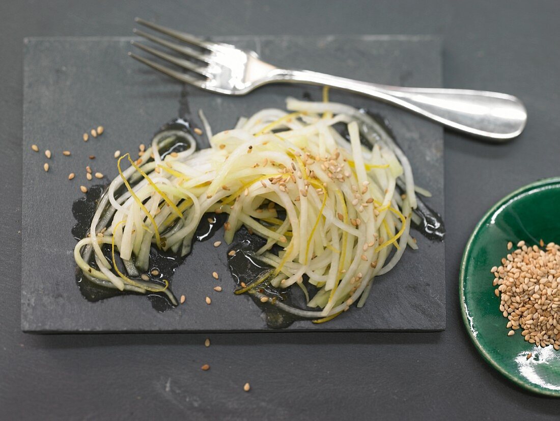 Kohlrabi-Rohkost mit geröstetem Sesam