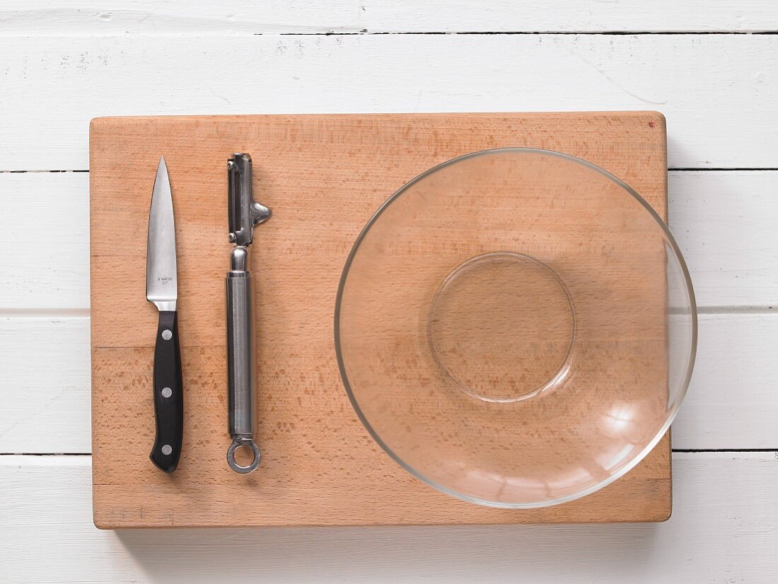 Kitchen utensils for making and orange and grapefruit salad