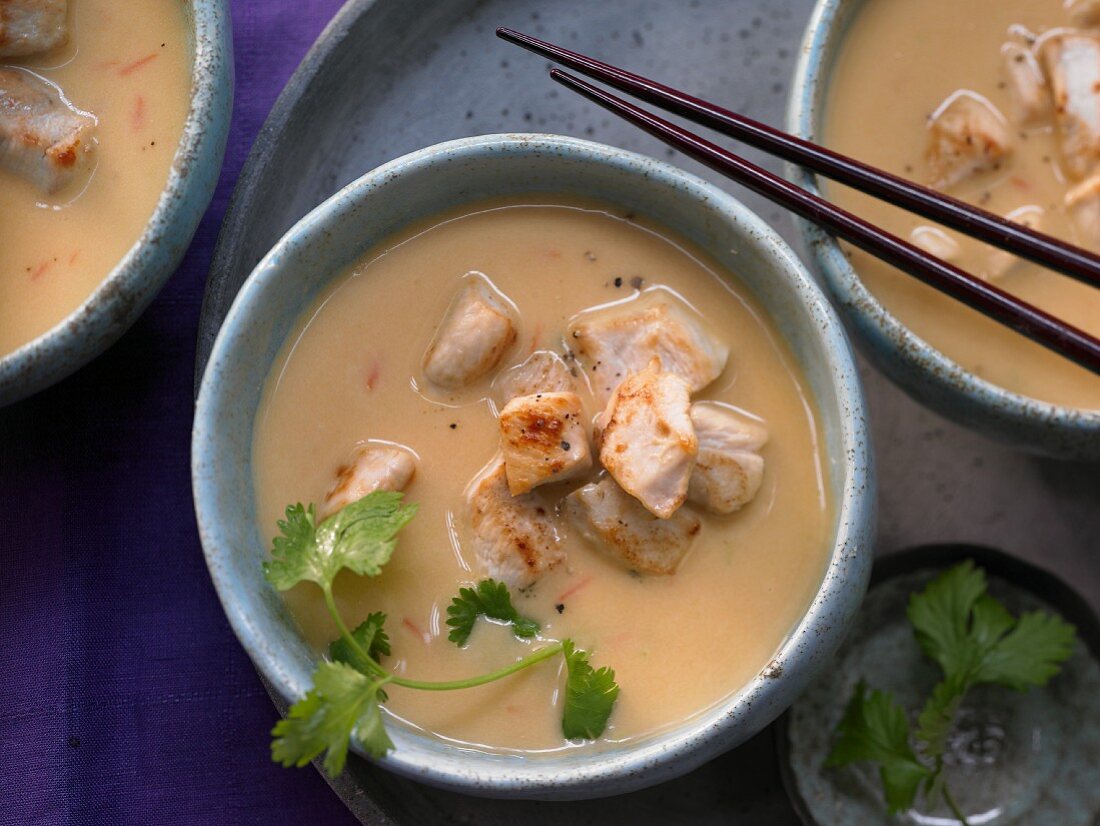 Süßkartoffel-Kokos-Suppe mit Hähnchenwürfeln