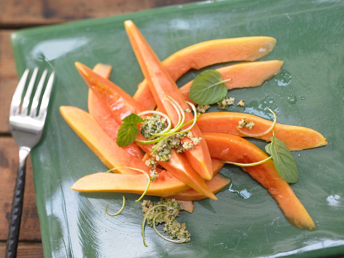Papaya-Carpaccio mit Limetten-Minz-Pesto