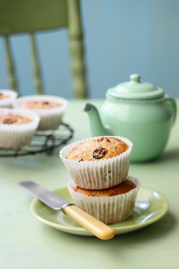 Hafer-Cranberry-Muffins und Teekanne