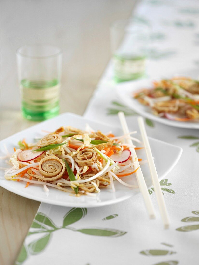 Kohlsalat mit Sprossen, Radieschen und Omelettröllchen (Japan)