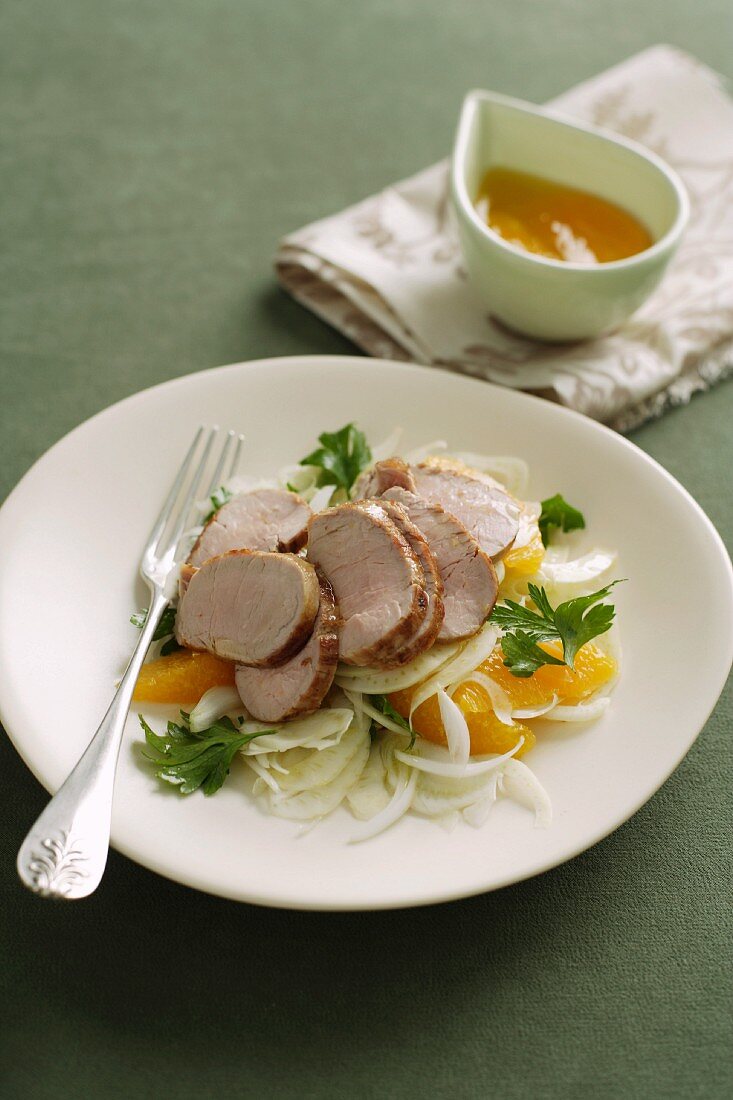 Schweinefleisch mit Fenchel-Orangen-Salat