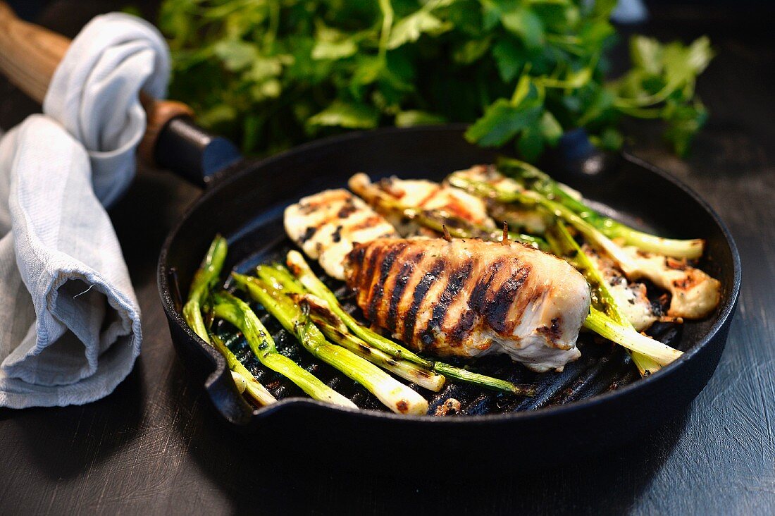 Grilled chicken breast with spring onions