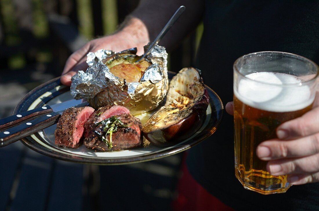 Gegrilltes Lammfilet mit Folienkartoffel und Auberginen