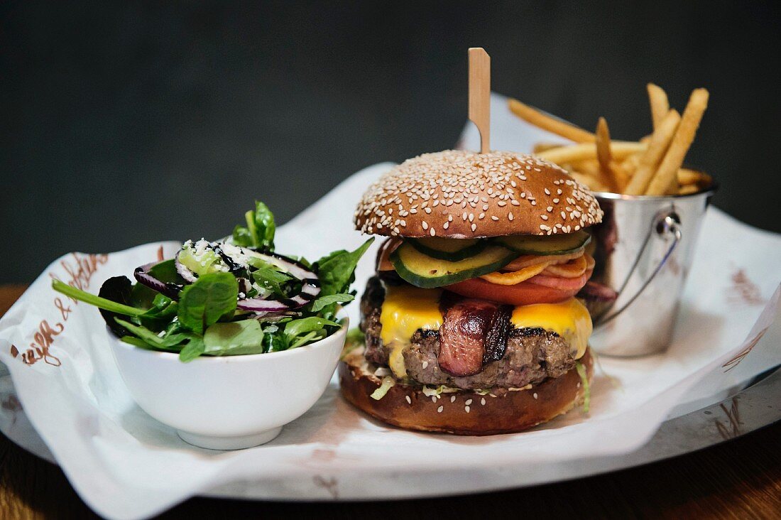 Cheeseburger mit Pommes frites und Salat