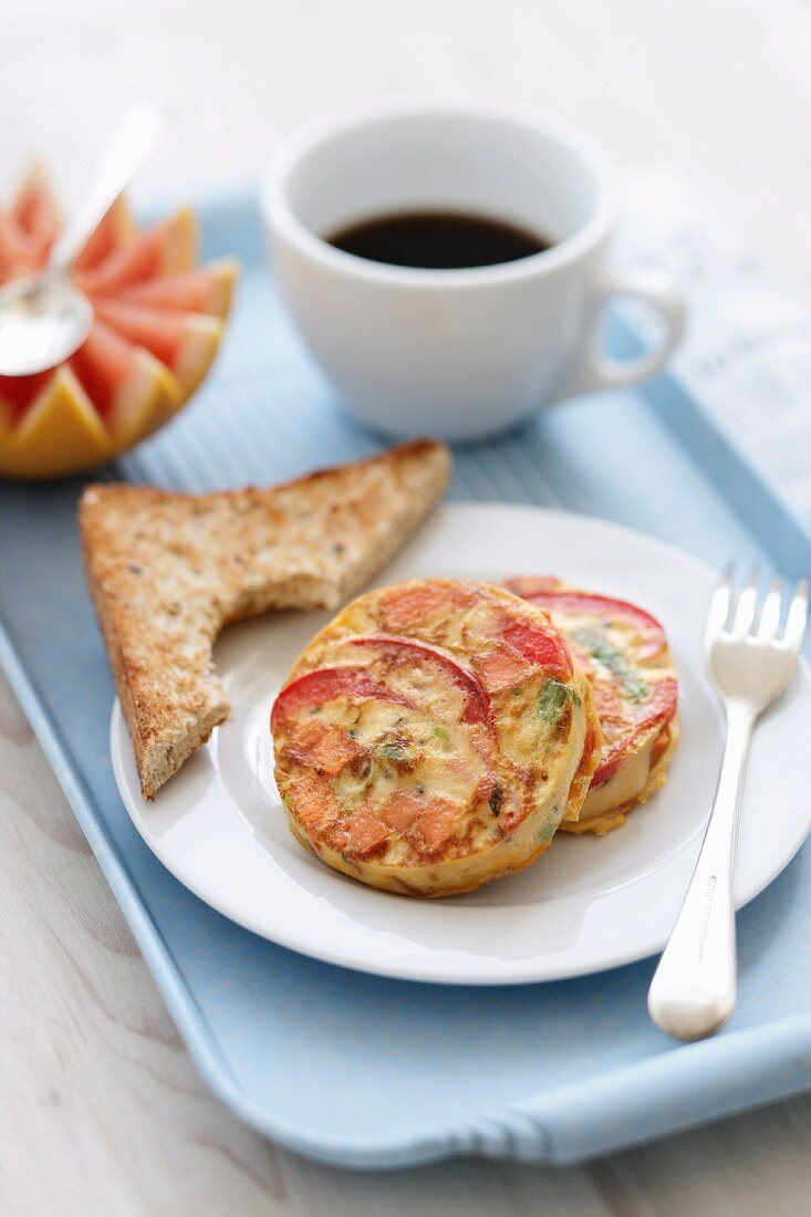 Mini-Frittatas mit Süsskartoffeln, Toast, Grapefruit und Kaffee