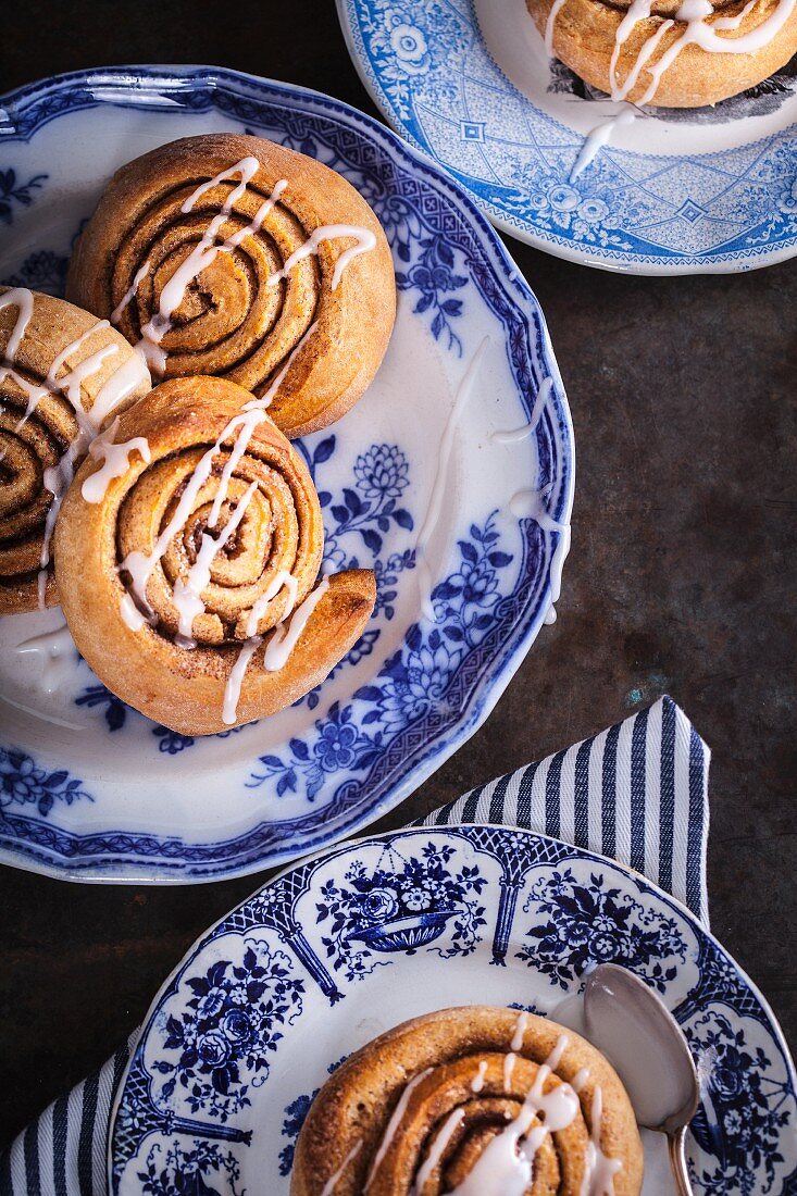 Cinnamon rolls with icing sugar