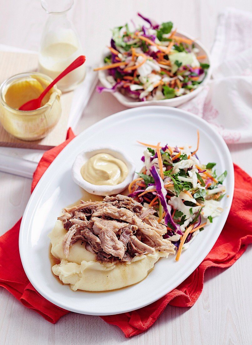 Ahorn-Sirup-Schweinefleisch mit Kartoffelpüree und Krautsalat