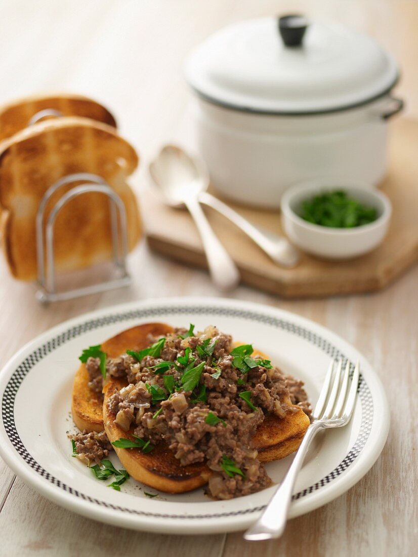 Pikantes Hackfleisch auf Toast