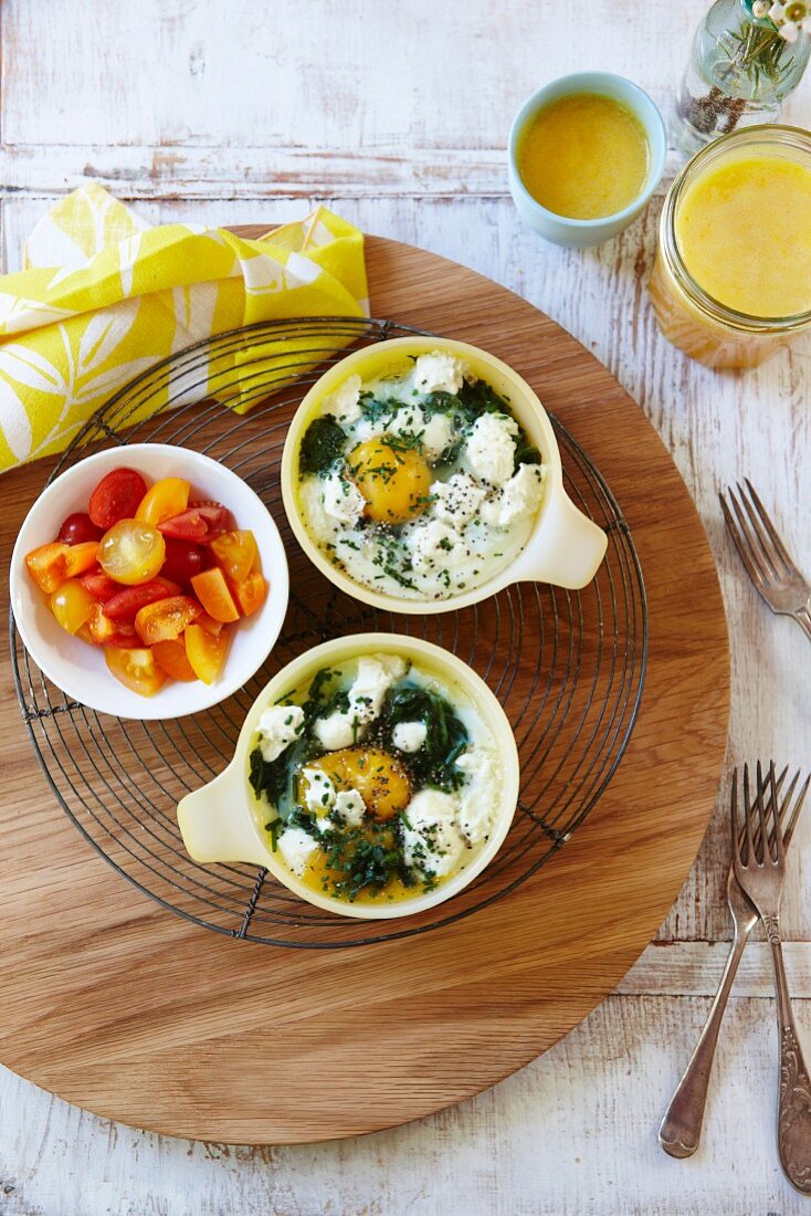 Gebackene Eier Florentine (Pochiertes Ei mit gedünstetem Spinat) mit Tomaten und Fetakäse