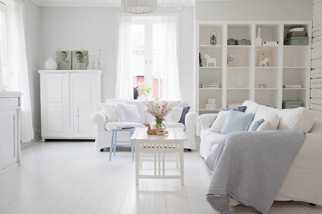 Ländliches Wohnzimmer in Blau-Weiß