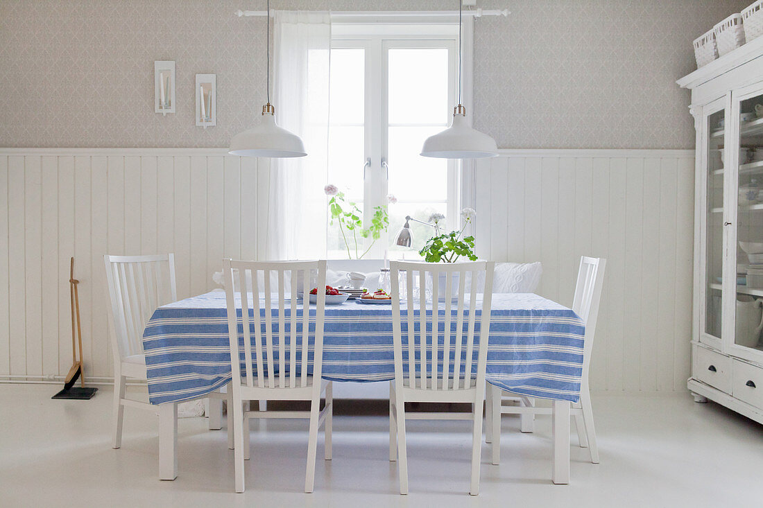 Blau gestreifte Tischdecke auf dem Tisch im ländlichen Esszimmer