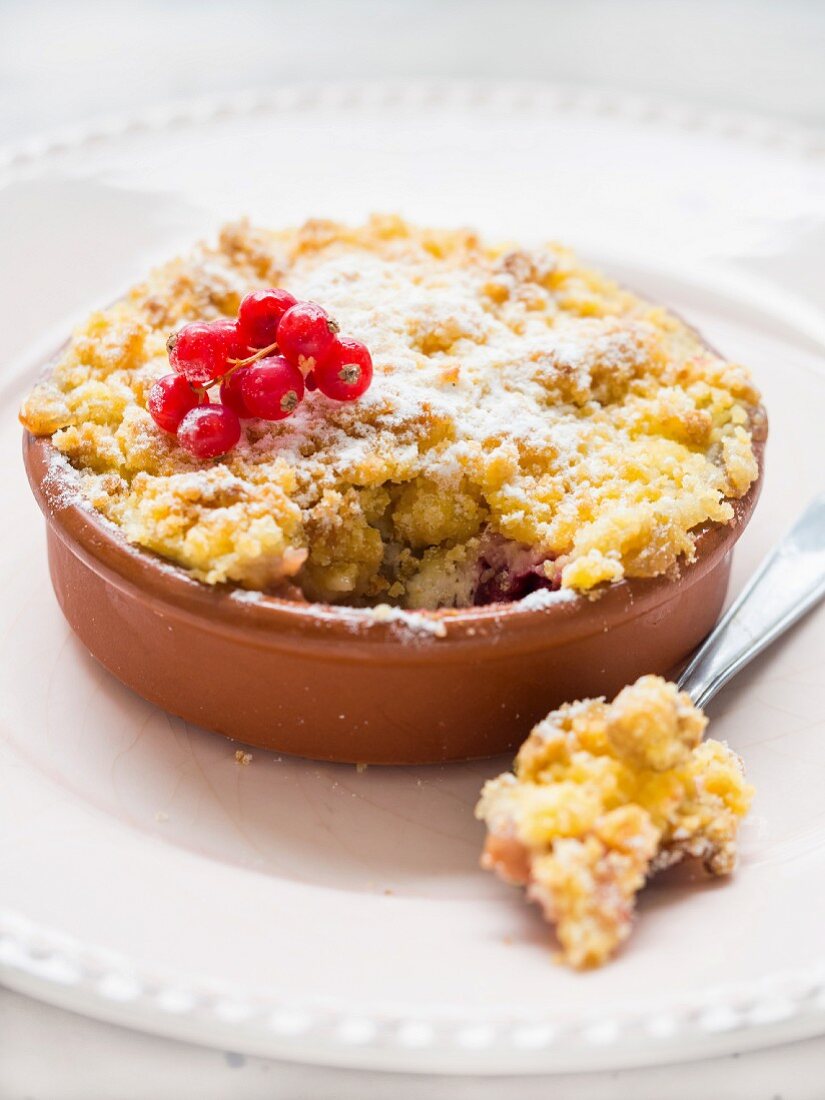 Crumble mit roten Johannisbeeren