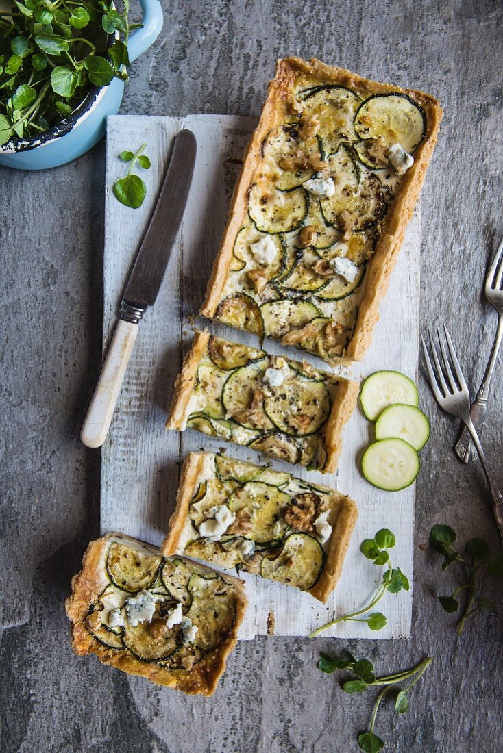 Pikante Blauschimmelkäse-Zucchini-Tarte mit Walnüssen, angeschnitten