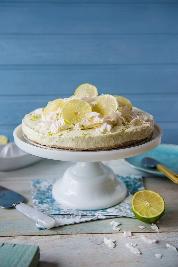 Limetten-Kokos-Käsekuchen auf Kuchenständer