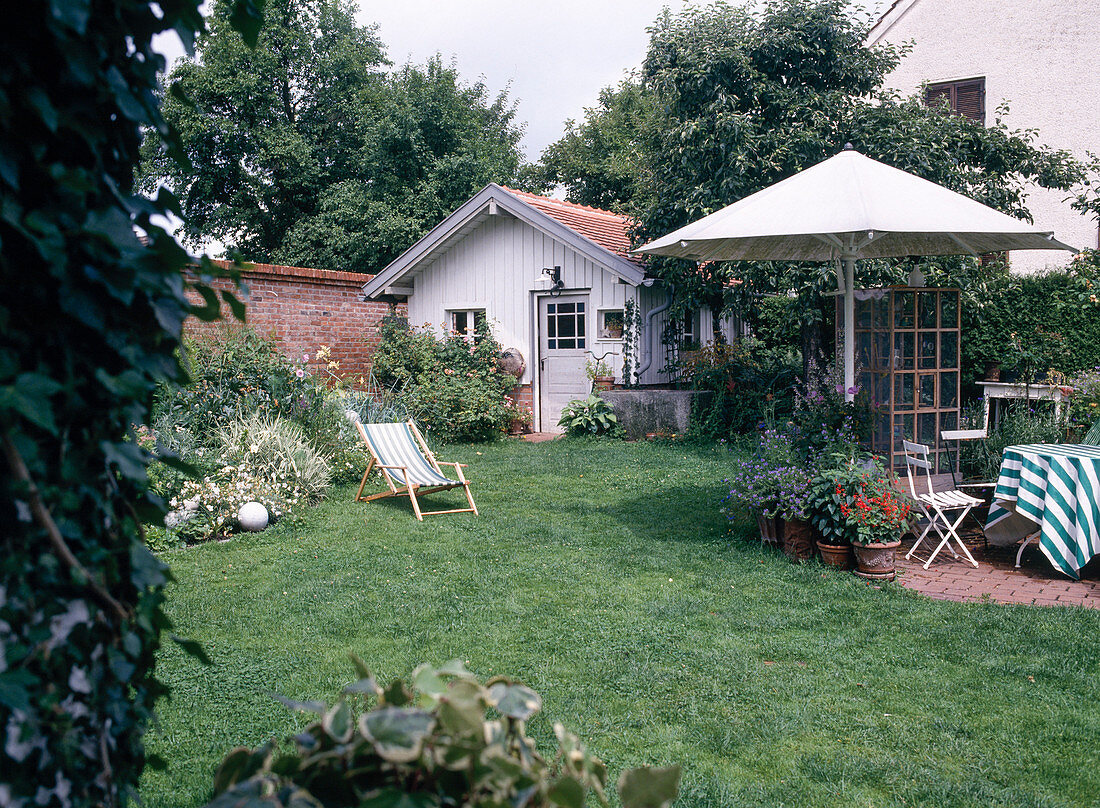 Garten mit Sitzplatz und Gartenhaus