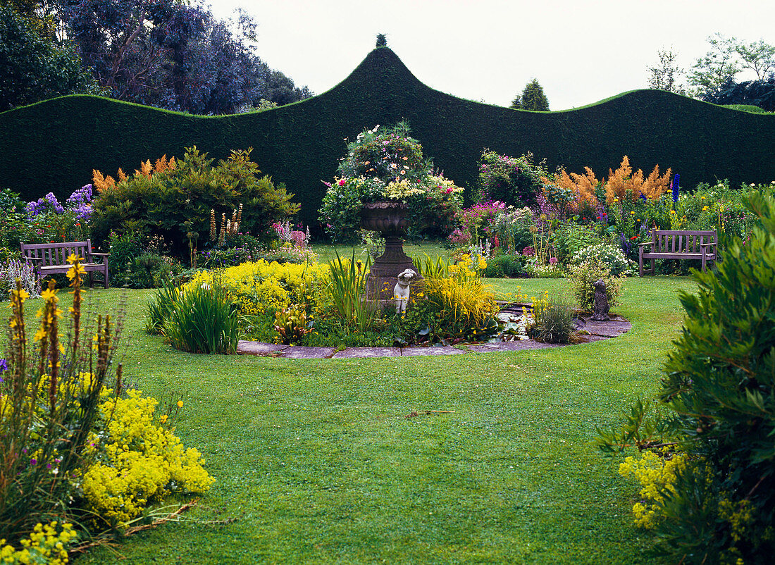 Garten Eingerahmt durch geschnittene Chamaecyparis