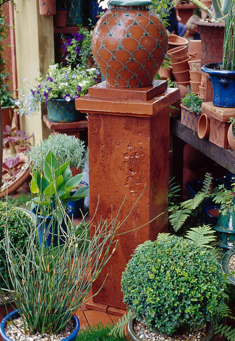 Water feature: Clay vase on columns