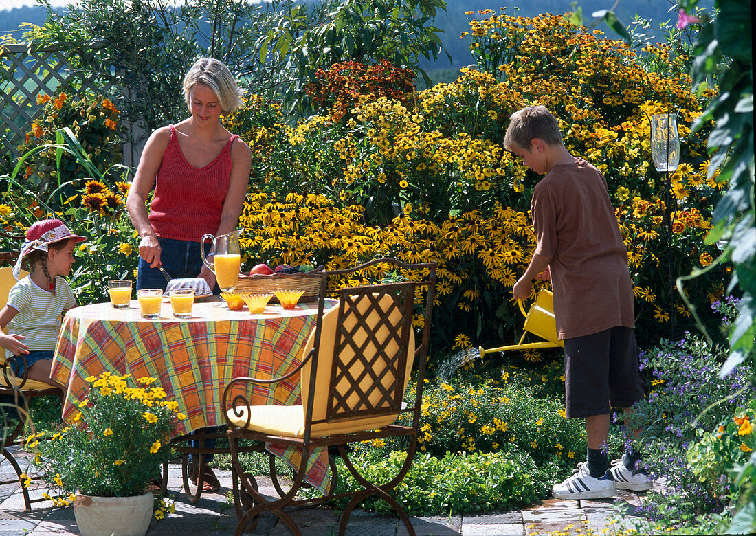 Mutter mit Kindern auf der Terrasse